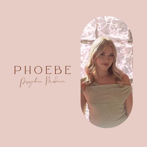 Puede incluir: Retrato de una mujer rubia con un top verde claro. La imagen está sobre un fondo rosa suave con el nombre "PHOEBE" y las palabras "Psychic Medium" en una fuente de escritura.