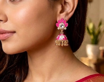 Brincos Jhumka pequenos pintados, joias tradicionais indianas, joias desi, brincos Jhumka pequenos com contas douradas penduradas, joias de esmalte