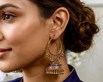 Brincos Jhumka indianos em ouro oxidado, brincos Jhumka dourados médios, joias de Bollywood, joias tradicionais indianas, brincos vintage, brincos Jhumka pintados.