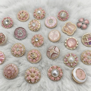 ピンクとゴールドの高級ボタン、カーディガンコート用のヴィンテージスタイルのパールフラワーラインストーンボタン、DIY服用のエレガントな裁縫用品