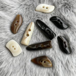 Hartsknappar för rockar, tröjor och hantverk | Bruna, svarta, krämfärgade knappar med två hål | Dekorativa sybehör, DIY-stickningsdetaljer