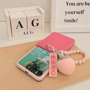 Cute Gradient Pink Phone Case with Peach Pendant for Motorola Razr 50 50 Ultra 60 Ultra Back Cover