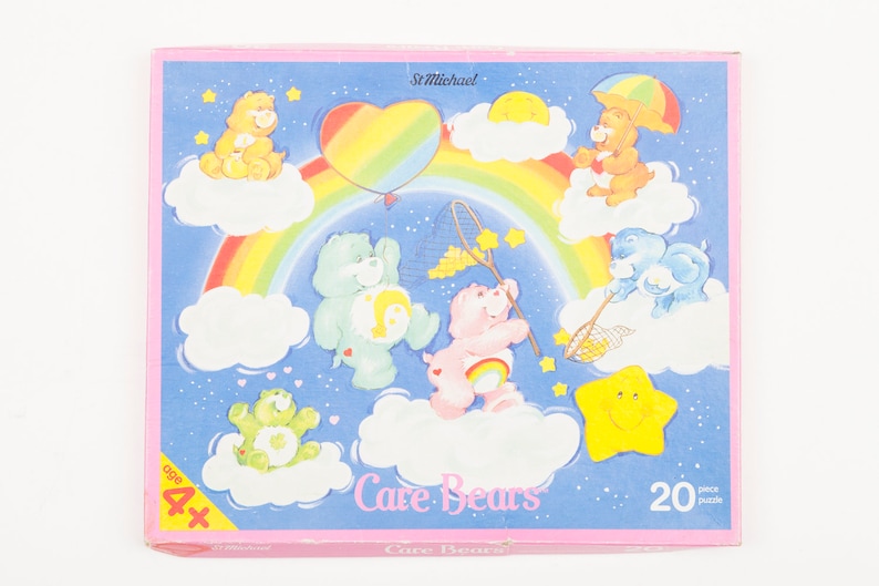 Może przedstawiać: 20-elementowa układanka z motywem Care Bears przedstawiająca tęczę, chmury i postaci Care Bears. Układanka jest przeznaczona dla dzieci w wieku od 4 lat.