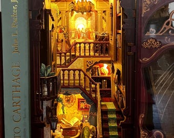 Estantería/biblioteca de la sabiduría totalmente ensamblada con inserto para libros y luces LED decorativas.