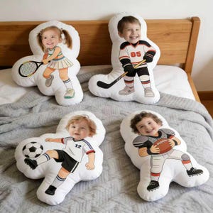 Könnte beinhalten: Vier individuell geformte Kissen mit Kindern in Sportuniformen. Ein Kissen zeigt ein Mädchen mit einem Tennisschläger, ein Junge mit einem Hockeyschläger, ein weiterer Junge mit einem Fußball und ein Junge mit einem Football.