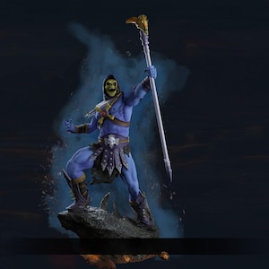 Puede incluir: Una figura de acción azul de un personaje esquelético con una cara amarilla y una capucha negra. La figura sostiene un bastón con una cabeza de pájaro y lleva una armadura. La figura está sobre una formación rocosa.