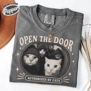 Divertente gatto PNG Apri la porta autorizzato dai gatti, meme di gatti PNG, design di gatti sarcastici, amante dei gatti vintage PNG, design di magliette con gatti divertenti