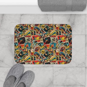 Puede incluir: Una alfombra de baño rectangular con un collage de portadas de cómics vintage. El diseño incluye imágenes de Batman, Superman y otros personajes de cómics en colores vibrantes. La alfombra está colocada sobre un suelo embaldosado.
