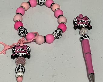 Hey Mama, llavero de pulsera con cuentas en color rosa y estampado de vaca con bolígrafo a juego
