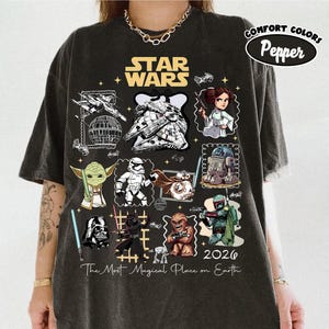 K&ouml;nnte beinhalten: Eine wei&szlig;e Keramik-Tasse mit schwarzem Henkel und dem Text "But First, Coffee" in fetter, schwarzer Schrift. Die Tasse steht vor einem verschwommenen Hintergrund, der eine gem&uuml;tliche Umgebung suggeriert.