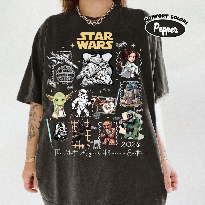 K&ouml;nnte beinhalten: Eine wei&szlig;e Keramik-Tasse mit schwarzem Henkel und dem Text "But First, Coffee" in fetter, schwarzer Schrift. Die Tasse steht vor einem verschwommenen Hintergrund, der eine gem&uuml;tliche Umgebung suggeriert.