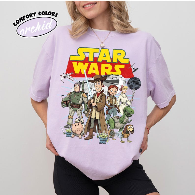 Puede incluir: Un letrero de madera hecho a mano con el texto "Welcome to our home" en un estilo manuscrito. El letrero pintado de blanco presenta letras negras y un acabado envejecido, perfecto para la decoraci&oacute;n del hogar.