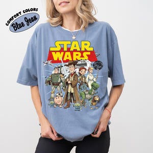 Puede incluir: Una taza de cer&aacute;mica blanca con asa negra y el texto "But First, Coffee" en negrita negra. La taza se encuentra sobre un fondo borroso, sugiriendo un ambiente acogedor.