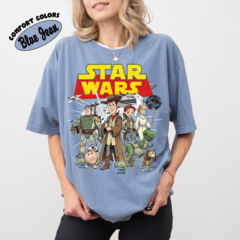 Puede incluir: Una taza de cer&aacute;mica blanca con asa negra y el texto "But First, Coffee" en negrita negra. La taza se encuentra sobre un fondo borroso, sugiriendo un ambiente acogedor.