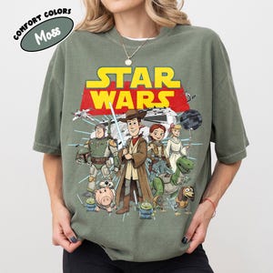 Camiseta retro de Toy Story y Star Wars de Comfort Colors®, camiseta de Woody Jedi y Buzz Lightyear, camiseta familiar de Galaxy's Edge del 4 de mayo, camiseta para viaje a Disney World. Moss/Military Green