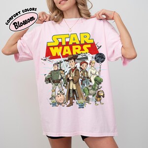 Camiseta retro de Toy Story y Star Wars de Comfort Colors®, camiseta de Woody Jedi y Buzz Lightyear, camiseta familiar de Galaxy's Edge del 4 de mayo, camiseta para viaje a Disney World. Blossom/Light Pink