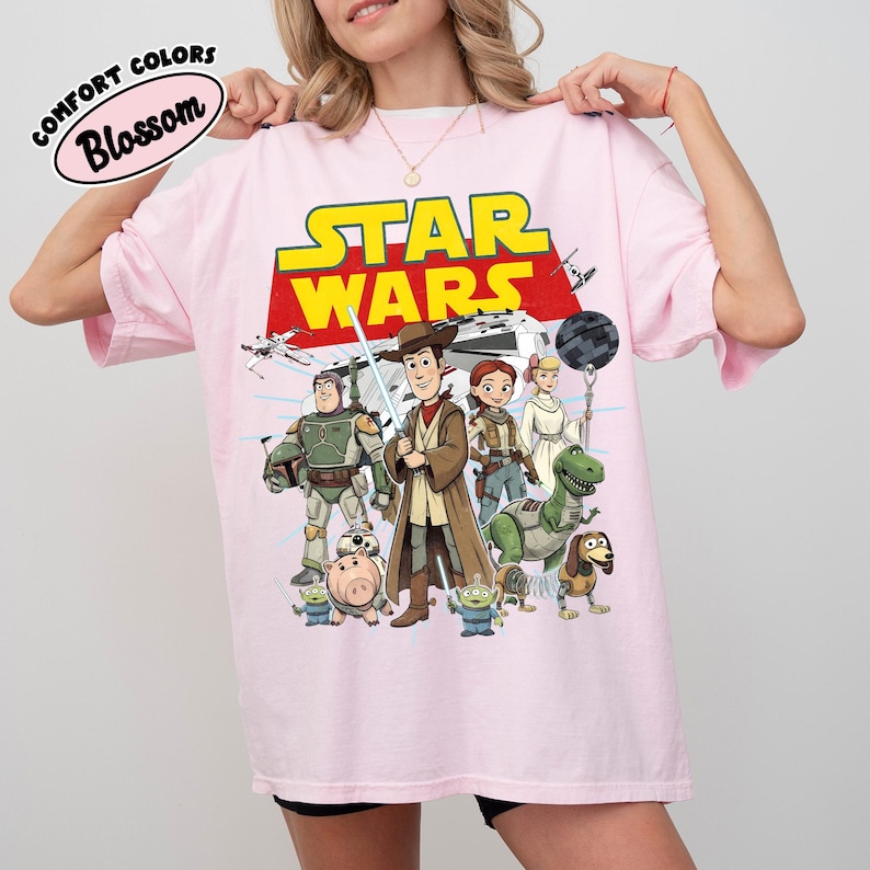 Camiseta retro de Toy Story y Star Wars de Comfort Colors®, camiseta de Woody Jedi y Buzz Lightyear, camiseta familiar de Galaxy's Edge del 4 de mayo, camiseta para viaje a Disney World. Blossom/Light Pink