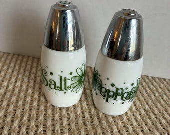 Gemco Salt and Pepper Milk Glass Crazy Bloom Daisy Green 1970s VTG