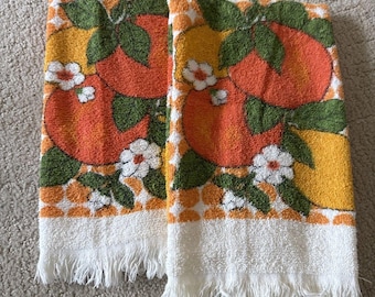 Par de toallas de mano de cocina vintage de rizo de los años 70 con estampado floral y naranjas, 63,5 cm x 35,5 cm.