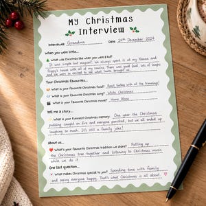 Op de afbeelding: Een bedrukt vel met de titel My Christmas Interview en een geschulpte saliegroene rand. Het document bevat secties met vragen over jeugdherinneringen, favoriete kerstgerechten, liedjes, films en tradities, ingevuld met handgeschreven antwoorden.