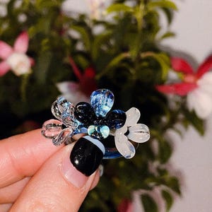 Anillo de flor de vidrio soplado hecho a mano – Joyería iridiscente azul y blanca