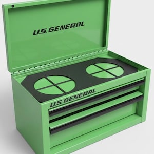 Könnte beinhalten: Grüne Werkzeugkiste aus Metall mit dem Text "U.S. GENERAL" auf dem Deckel und der Vorderseite. Die Kiste hat zwei Schubladen mit schwarzen Griffen und ein oberes Fach mit zwei kreisförmigen Aussparungen. Der Innenraum hat eine schwarze Gummimatte.