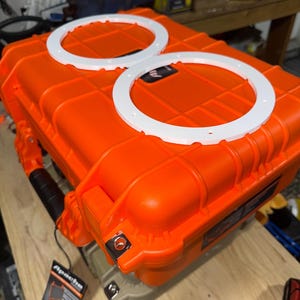 Puede incluir: Maleta r&iacute;gida de color naranja brillante con dos juntas circulares blancas en la parte superior. La maleta tiene un asa negra y cierres met&aacute;licos. Se adjunta una etiqueta del producto con la marca "Apache".