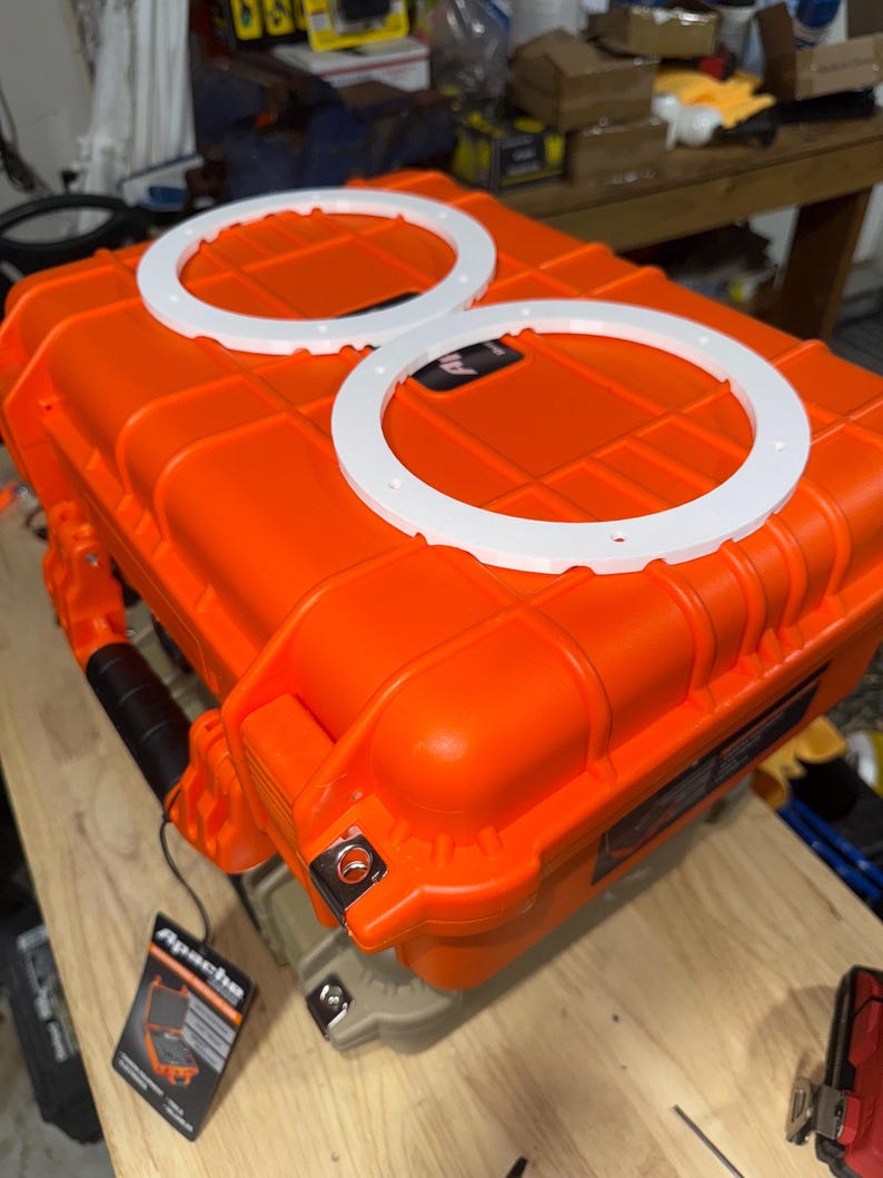 Puede incluir: Maleta r&iacute;gida de color naranja brillante con dos juntas circulares blancas en la parte superior. La maleta tiene un asa negra y cierres met&aacute;licos. Se adjunta una etiqueta del producto con la marca "Apache".