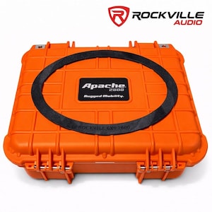 以下が含まれることがあります： 黒いゴムシールが付いた、オレンジ色のRockville Audio Apache 2800頑丈なモビリティケース。ケースは長方形で、ヒンジ付きの蓋と安全なラッチが付いています。「Apache 2800 Rugged Mobility」の文字が前面にあります。
