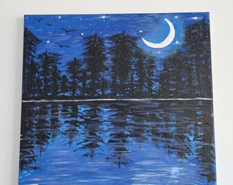 Puede incluir: Una pintura sobre lienzo cuadrada muestra una escena nocturna con una luna creciente y estrellas en un cielo azul oscuro sobre un bosque de pinos negros. Los árboles se reflejan en el agua tranquila, con siluetas de aves en vuelo.