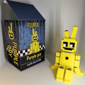 Peut inclure: Une figurine jaune et carrée d'un personnage avec une boîte portant l'inscription "FLUPIX" et "Purple Guy". La boîte présente un motif à carreaux et un fond bleu. La figurine est assise, les bras et les jambes pliés.
