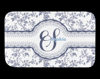 Spersonalizowana mata łazienkowa Vintage Toile w kolorze indygo, dywanik z pianki memory z monogramem, wystrój w stylu francuskim