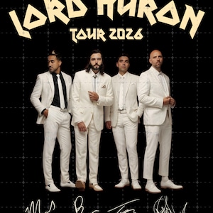 Può includere: Un poster promozionale per il tour 2024 della band Lord Huron. L'immagine presenta quattro uomini in abiti bianchi su uno sfondo nero con un motivo a griglia. Il nome della band e l'anno del tour sono in un font stilizzato in alto. Le firme sono in basso.