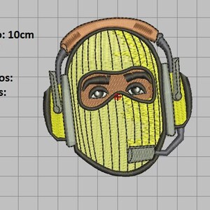 Puede incluir: Parche bordado con un pasamontañas amarillo con auriculares y micrófono. El diseño incluye acentos marrones y beige, con el texto "size: 4" y "formatos:" en la imagen. El parche mide aproximadamente 10 cm.