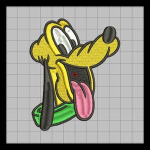 Puede incluir: Diseño bordado de un perro de dibujos animados con pelaje amarillo, orejas y nariz negras y lengua rosa. El perro lleva un collar verde. El diseño está sobre un fondo de cuadrícula gris.