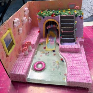 Dreamcore Pool Diorama – Handgjord miniatyrpoolscen i pastellfärg med vatten och blommor