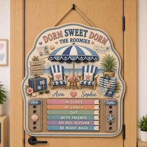 Könnte beinhalten: Ein dekoratives Holzschild mit der Aufschrift DORM SWEET DORM THE ROOMIES, das eine Strandszene mit zwei blau-weiß gestreiften Stühlen, einem Sonnenschirm, einem Koffer und einer Statusanzeige mit Schiebereglern für Ava und Sophie zeigt.