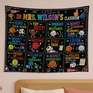 Könnte beinhalten: Ein schwarzer rechteckiger Wandbehang mit dem Text IN MRS. WILSON'S CLASSROOM. Das Design enthält zwölf bunte Kästchen mit sportlichen Illustrationen und Klassenregeln wie We are KIND to EACH OTHER und We TRY our BEST.