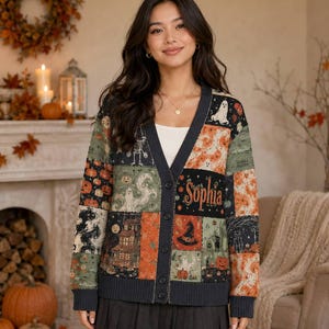 Può includere: Un cardigan a maniche lunghe con scollo a V caratterizzato da un design patchwork con varie illustrazioni a tema Halloween, tra cui zucche, fantasmi, una casa stregata e un cappello da strega. Il nome Sophia è stampato sulla parte anteriore.