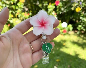 Personalisierte Ausweisrolle: Plumeria-Blumen-Design, einziehbarer Ausweishalter, Namensblatt-Anhänger