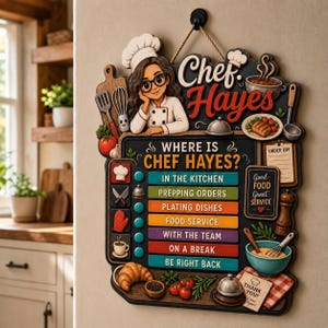 Peut inclure: Une plaque murale décorative représentant un chef de dessin animé avec des lunettes et une toque, intitulée Chef Hayes. Elle comprend un tableau de statut avec des options comme In The Kitchen, Prepping Orders, Plating Dishes, Food Service, With The Team, On A Break et Be Right Back, orné d'illustrations d'ustensiles de cuisine et de nourriture.
