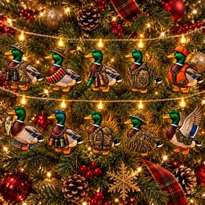 以下が含まれることがあります： クリスマスツリーに飾られた10羽のマガモのオーナメントのストリングライト。各カモは、迷彩柄のベスト、帽子、双眼鏡、釣り道具などのユニークな狩猟用装備を身につけており、小さな温かみのある白色の電球で照らされています。