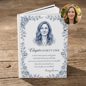 Puede incluir: Un libro personalizado con un retrato y un diseño floral. La portada presenta un retrato de mujer, rodeado por un borde floral azul. El texto dice "Capítulo CUARENTA Y UNO" e incluye un mensaje personalizado y un nombre.