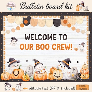 以下が含まれることがあります： 白い木目調の背景に「WELCOME TO OUR BOO CREW!」という文字が書かれた掲示板キット。魔女の帽子をかぶった幽霊、オレンジ色のカボチャ、R.I.P.と書かれた墓石の水彩画イラストが描かれています。