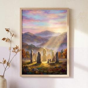 Könnte beinhalten: Ein gerahmter Kunstdruck zeigt eine mystische Landschaft mit einem Steinkreis, Silhouetten und einem Sonnenuntergang. Das Kunstwerk verwendet eine Palette aus Lila, Orange und Gelb und konzentriert sich auf die natürliche Schönheit der Landschaft.