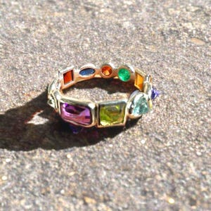Anillo de plata de ley con múltiples piedras, banda de gemas arcoíris, hecho a mano