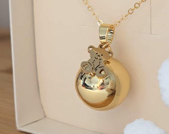 Schwangerschafts-Bola mit Bär – Vergoldete Schwangerschafts-Bola mit Bärenanhänger – Geschenk für werdende Mütter – Schmuck für werdende Mütter – Geschenkidee zur Babyparty