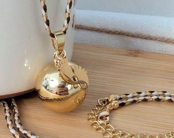 Goldene Schwangerschafts-Bola mit kleinen Füßchen – Schwangerschafts-Bola aus Stoffkordel, 110 cm – Goldene Schwangerschafts-Bola mit kleinen Babyfüßchen – Geschenkidee zur Babyparty