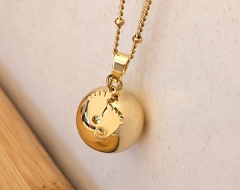 Goldene Schwangerschafts-Bola – Schwangerschafts-Bola mit kleinen Füßen – Bola-Anhänger mit Klangspiel – 110 cm Kette – Schwangerschaftsschmuck – Umstandshalskette