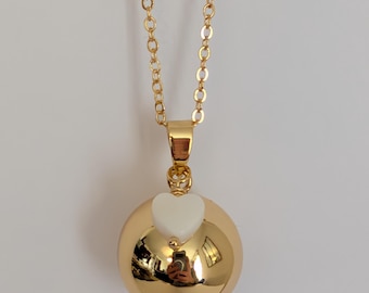 Goldene Schwangerschafts-Bola, weiße Herz-Schwangerschafts-Bola, 18 Karat vergoldet, Geschenk für werdende Mütter, Umstandskette